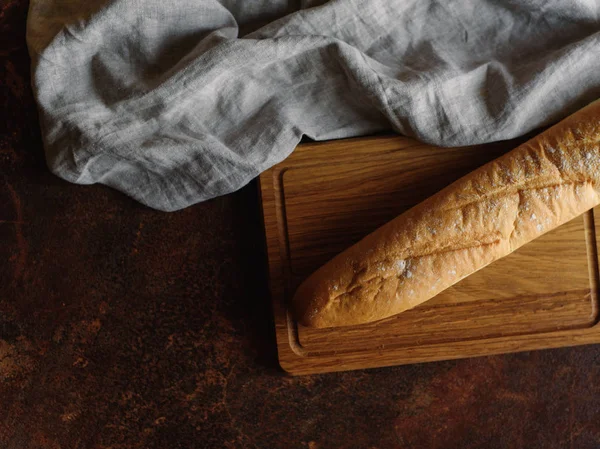 Bovenaanzicht Van Stokbrood Geserveerd Houten Snijplank Met Servet — Stockfoto