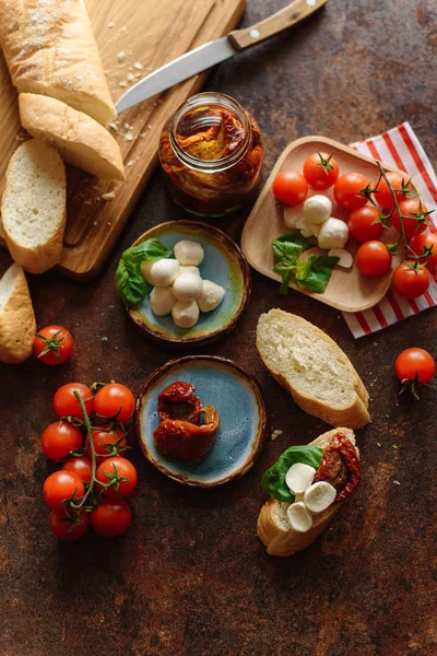 Vista Superior Baguette Con Tomates Cherry Mozzarella Tomates Secos Servidos — Foto de Stock