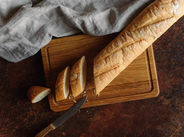 Weergave Van Gesneden Stokbrood Met Mes Houten Snijplank — Stockfoto