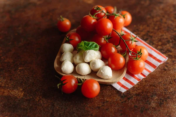 Vista Tomates Cherry Con Bolas Mozzarella Tazón Madera — Foto de Stock