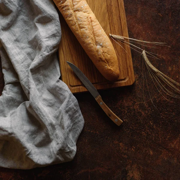 Bovenaanzicht Van Stokbrood Geserveerd Houten Snijplank Met Mes Spikelets Van — Stockfoto