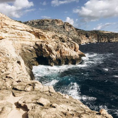 Sahil ile beyaz bulutlar gökyüzünde, rocky Dağları'nın görünümü