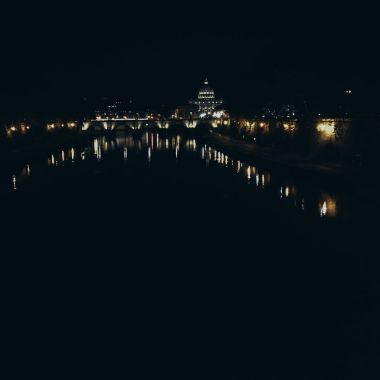 gece karanlık gökyüzü ışıkları ile eski binanın görünümü