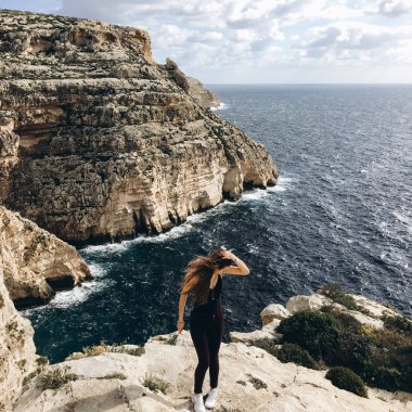 genç erkek ile beyaz bulutlar gökyüzünde sahil, görünümü rocky Dağları üzerinde