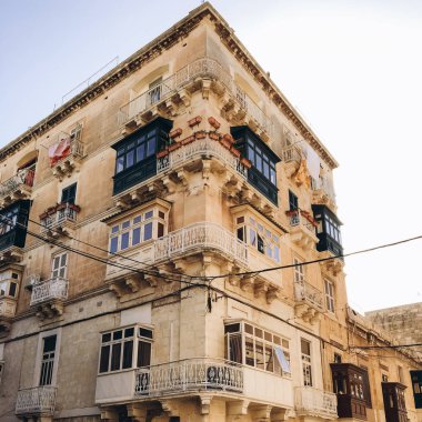 Eski sarı mavi gökyüzü karşı bina köşesinin alttan görünüm.