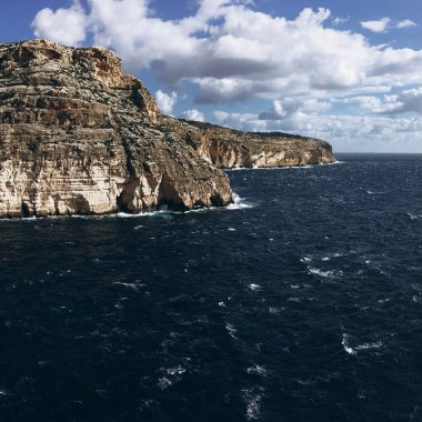 Sahil ile beyaz bulutlar gökyüzünde, rocky Dağları'nın görünümü