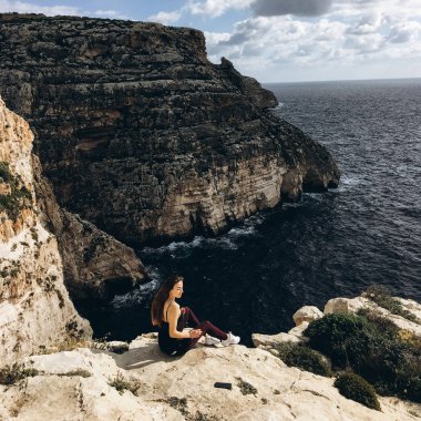 genç erkek ile beyaz bulutlar gökyüzünde sahil, görünümü rocky Dağları üzerinde