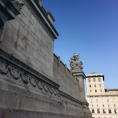 Mavi gökyüzü ile şehirde eski binaların görünümü 