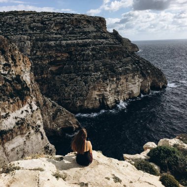 genç erkek ile beyaz bulutlar gökyüzünde sahil, görünümü rocky Dağları üzerinde