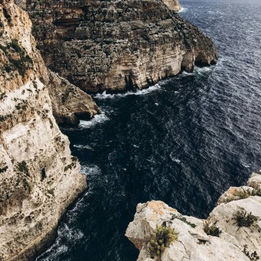 Sahil ile beyaz bulutlar gökyüzünde, rocky Dağları'nın görünümü