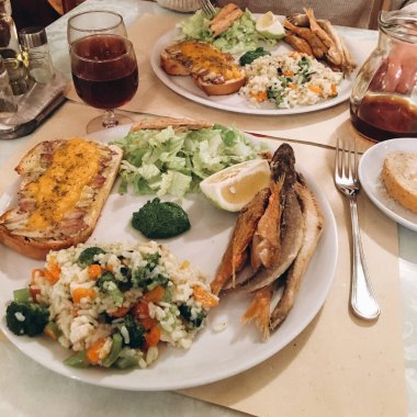 lezzetli yemek ızgara balık, limon ve beyaz tabakta sebze yakın çekim 