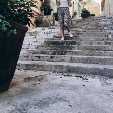 Alt görünümü şık kadın rahat backstreet yürüyüş kırpılmış.