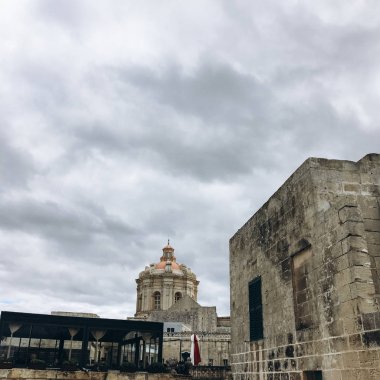 Cityscape eski binalar ve gri bulutlu gökyüzü ile.