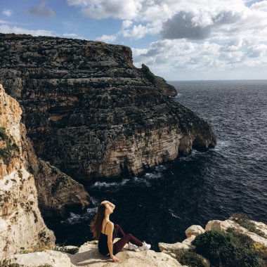 genç erkek ile beyaz bulutlar gökyüzünde sahil, görünümü rocky Dağları üzerinde