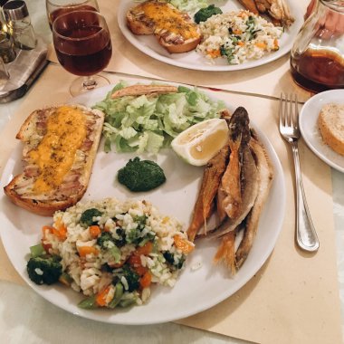 lezzetli yemek ızgara balık, limon ve beyaz tabakta sebze yakın çekim 