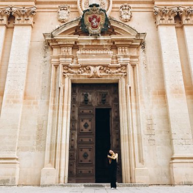 Katedral arka plan üzerinde poz kadın önden görünümü.