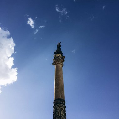 Mavi gökyüzü ile şehirde Antik anıt bakış 