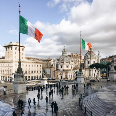 İnsanlar Meydanı, eski binalar ve bayrakları görünümünü.