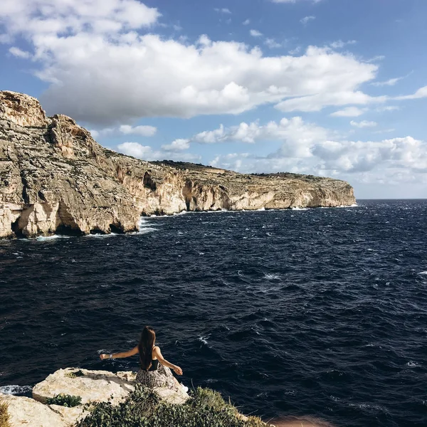 Sahil Rocky Dağları Üzerinde Siyah Giysili Genç Erkek Ile Beyaz — Stok fotoğraf