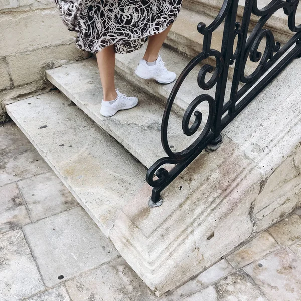Περικοπεί Θέα Γυναικεία Πόδια Ανεβαίνοντας Τις Σκάλες Διακοσμημένα Μεταλλικό Φράχτη — Φωτογραφία Αρχείου