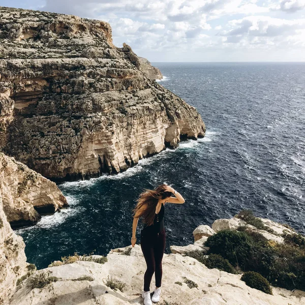 Vue Jeune Femelle Sur Les Montagnes Rocheuses Bord Mer Avec — Photo