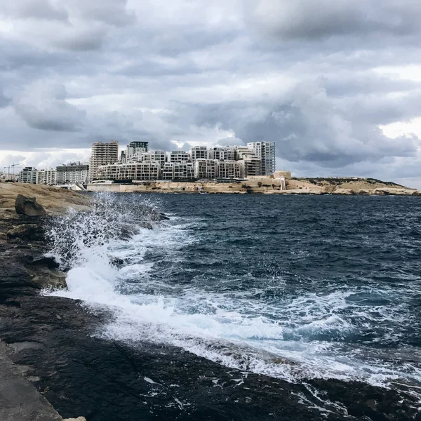 Seascape Med Stygg Vågor Och Byggnader Bakgrund Skumma Dag — Stockfoto