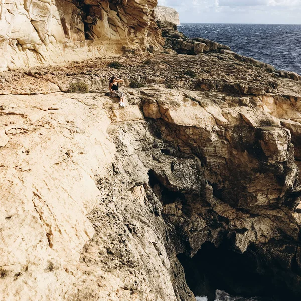 Sahil Rocky Dağları Üzerinde Siyah Giysili Genç Erkek Ile Beyaz — Stok fotoğraf