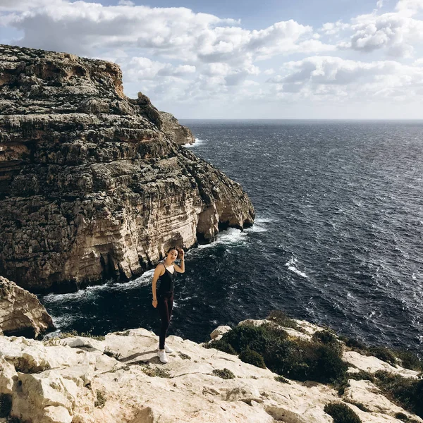 Vue Jeune Femelle Sur Les Montagnes Rocheuses Bord Mer Avec — Photo