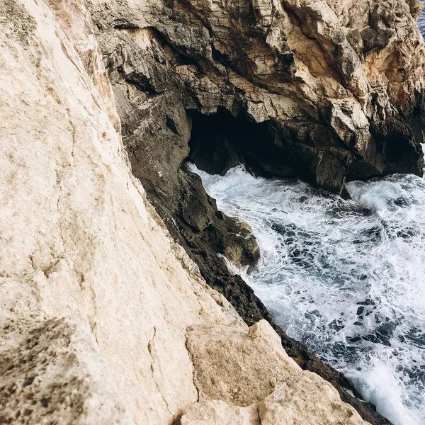 Vista Las Montañas Rocosas Costa Con Agua Oscura Día Ventoso —  Fotos de Stock