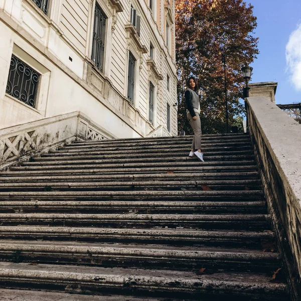 Vista Mujer Joven Con Pose Pelo Largo Las Escaleras Del —  Fotos de Stock