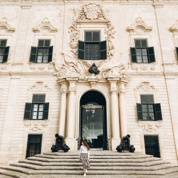 Donna Che Scende Scale Edificio Decorato Vintage Con Cannoni — Foto Stock