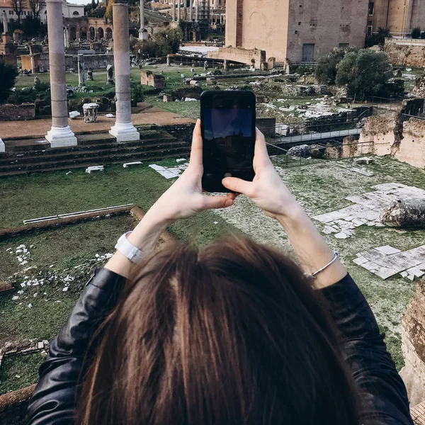 Vista Posteriore Della Donna Che Spara Con Smartphone Vecchie Costruzioni — Foto Stock