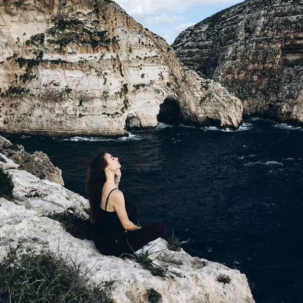 Vista Mulher Jovem Com Cabelos Longos Olhos Fechados Roupas Pretas — Fotografia de Stock