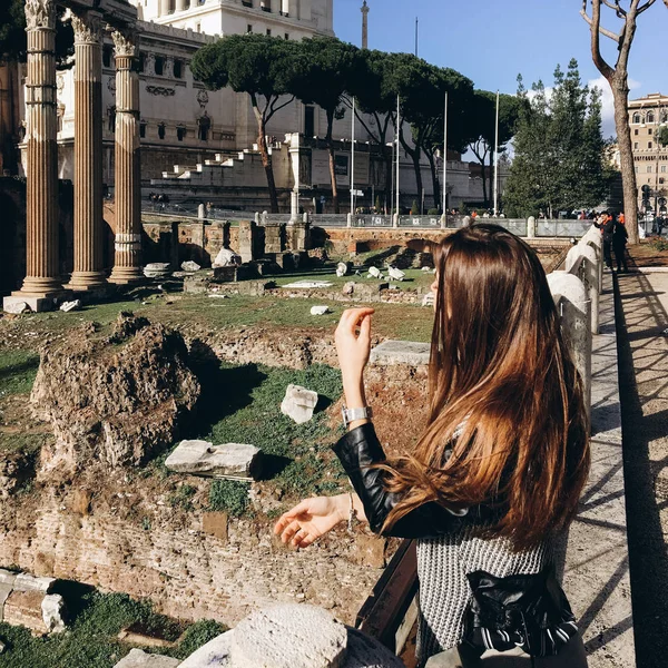 Vue Jeune Femelle Près Ruines Antiques Avec Des Colonnes Ville — Photo