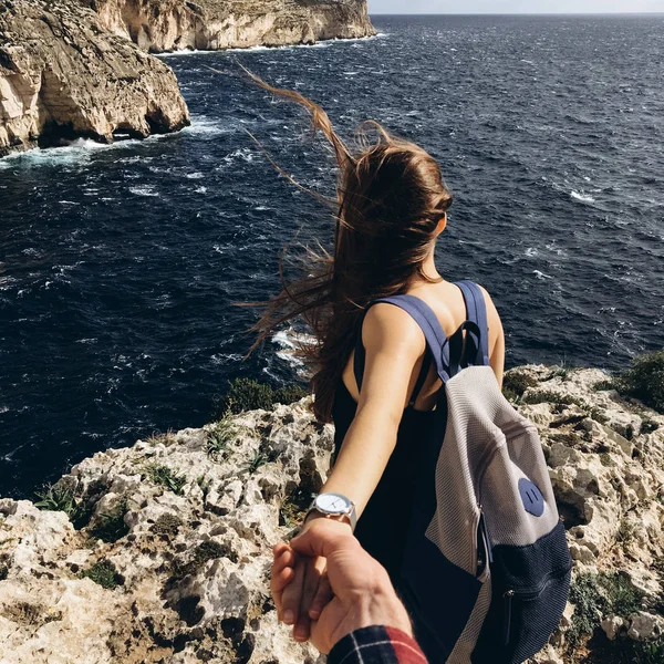 Achteraanzicht Van Jonge Vrouw Met Rugzak Bedrijf Mannenhand Bovenop Rocky — Stockfoto