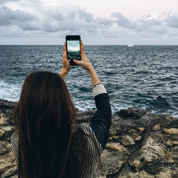 Vue Arrière Femme Prenant Des Photos Paysage Marin Avec Smartphone — Photo