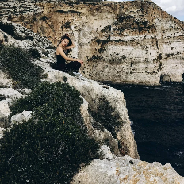 Genç Kadın Uzun Saçlı Rüzgarlı Gün Karanlık Ile Sahil Rocky — Stok fotoğraf