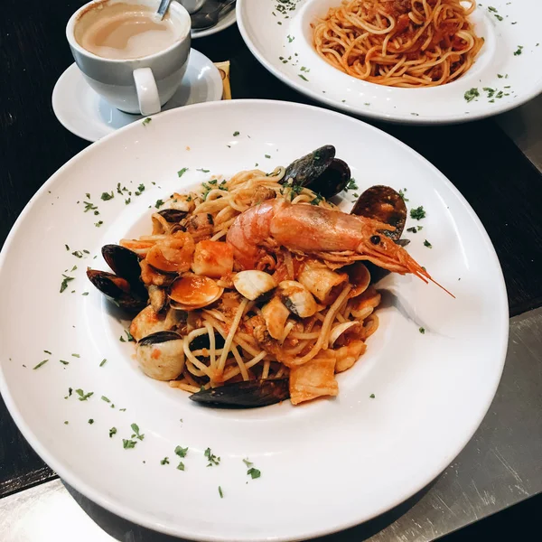 Nahaufnahme Von Leckeren Pasta Mit Meeresfrüchten Und Roter Sauce Auf — Stockfoto