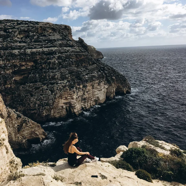 Vista Joven Hembra Las Montañas Rocosas Costa Con Nubes Blancas —  Fotos de Stock