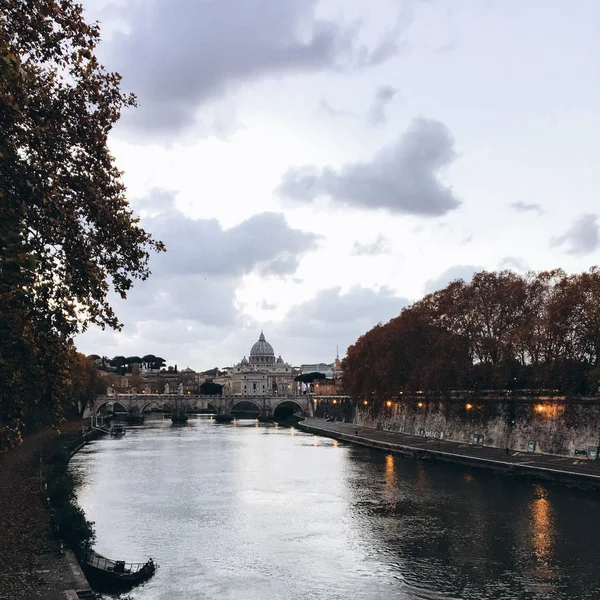 Vista Antichi Edifici Con Luci Vicino Fiume Sera — Foto Stock