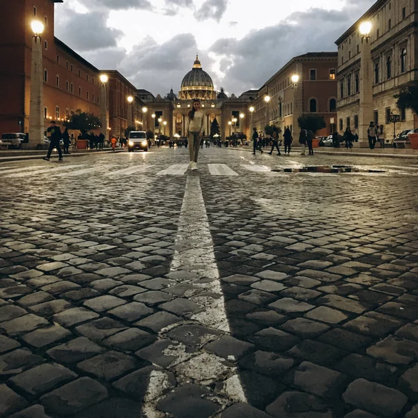 View People Walking Ancient Buildings Lights Evening Time — Stock Photo, Image