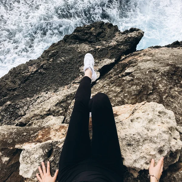 Sahil Rocky Dağları Üzerinde Beyaz Spor Ayakkabı Kadın Bacak Görünümü — Stok fotoğraf