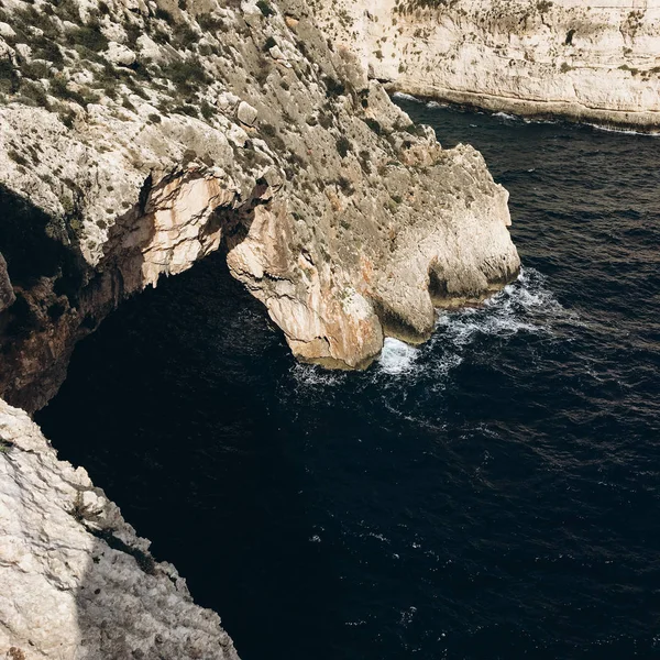 Vista Las Montañas Rocosas Costa Con Agua Oscura Día Ventoso —  Fotos de Stock