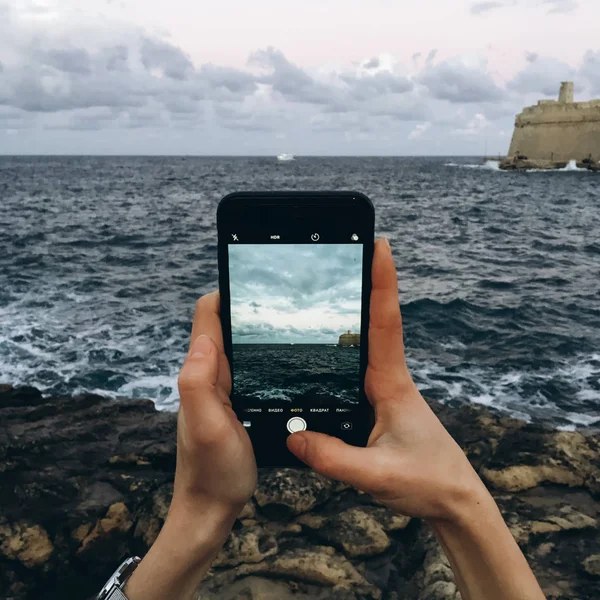 Beskuren Bild Kvinnliga Händer Tar Seascape Sköt Med Smartphone — Stockfoto