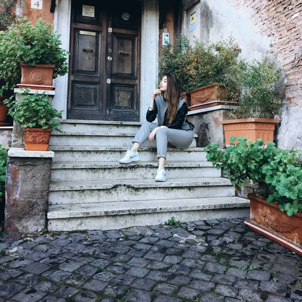 Vue Jeune Femme Sur Les Escaliers Ancien Bâtiment Ville — Photo