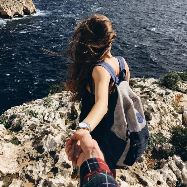 Visão Traseira Jovem Fêmea Com Mochila Segurando Mão Masculina Topo — Fotografia de Stock