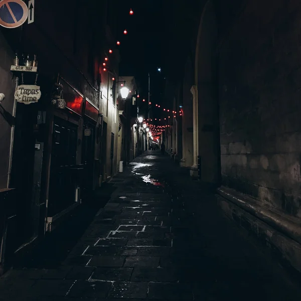 Vista Nocturna Del Callejón Estrecho Iluminado Con Gente Final —  Fotos de Stock