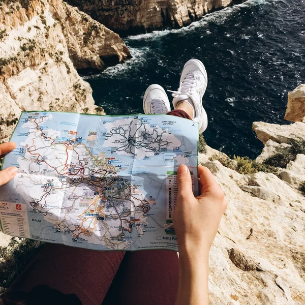 Vista Jovem Fêmea Segurando Mapa Montanhas Rochosas Litoral Com Nuvens — Fotografia de Stock