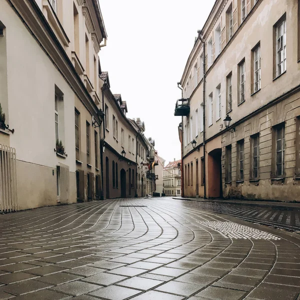 Yağmurdan sonra boş Caddesi'nin alt görünümü.