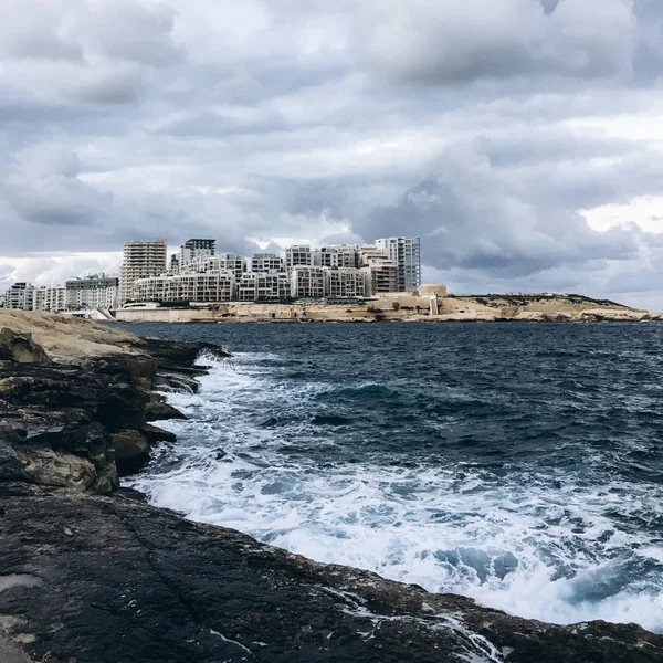 Seascape Med Stygg Vågor Och Byggnader Bakgrund Skumma Dag — Stockfoto